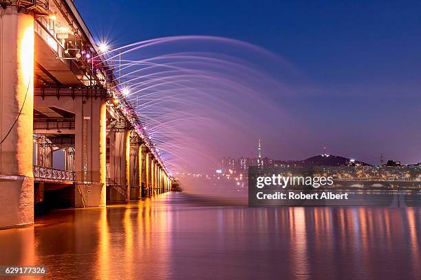 seoul banpo bridge - han river photos et images de collection