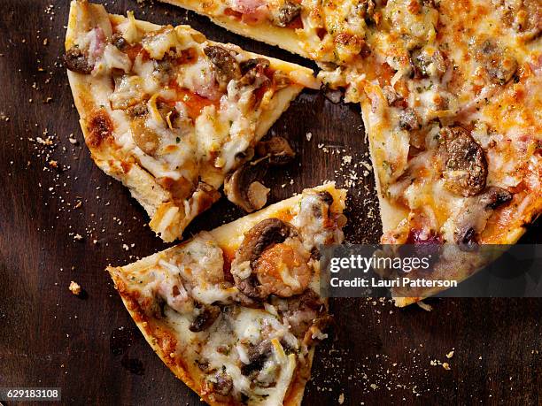 champiñón asado, ajo y cebolla roja fina corteza pizza - roasted red onion fotografías e imágenes de stock