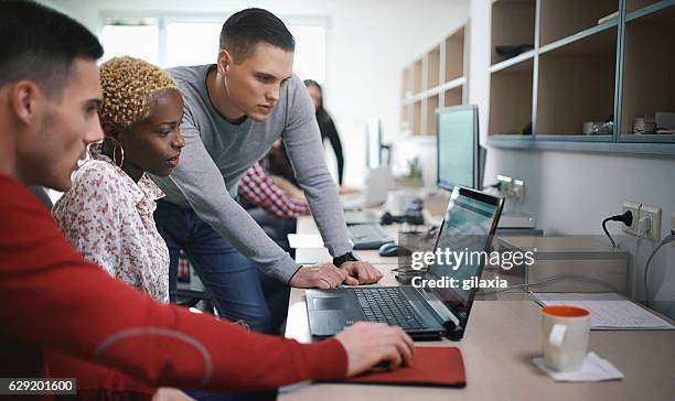 desenvolvedores de aplicativos no trabalho. - programador de informática - fotografias e filmes do acervo