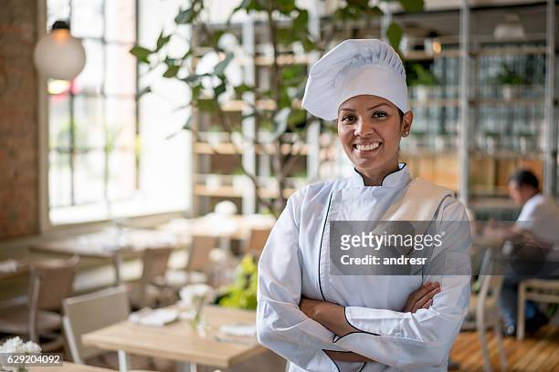 chef che lavora in un ristorante - cuoco foto e immagini stock