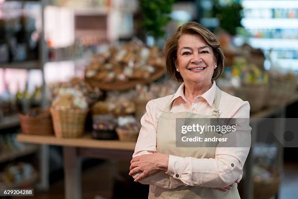 woman working at the supermarket - colombian ethnicity stockfoto's en -beelden