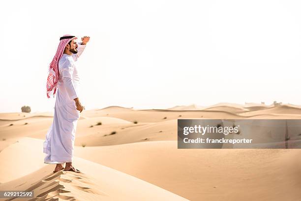 sceicco arabo sul deserto guardare avanti - qatar desert foto e immagini stock