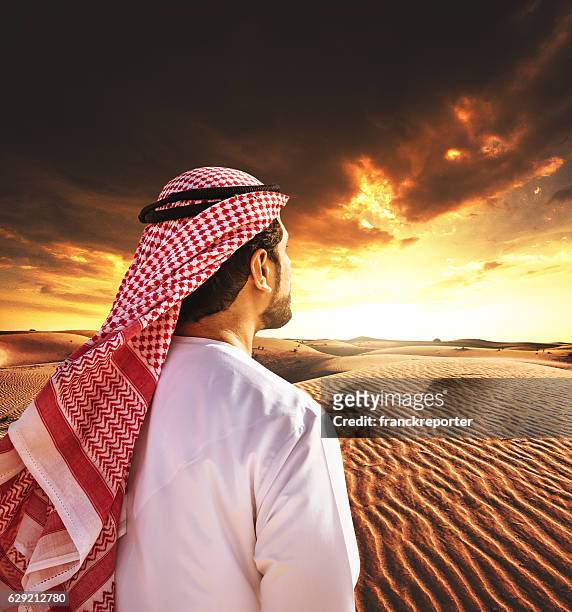 arabischer scheich auf der wüste freuen sich - headwear stock-fotos und bilder