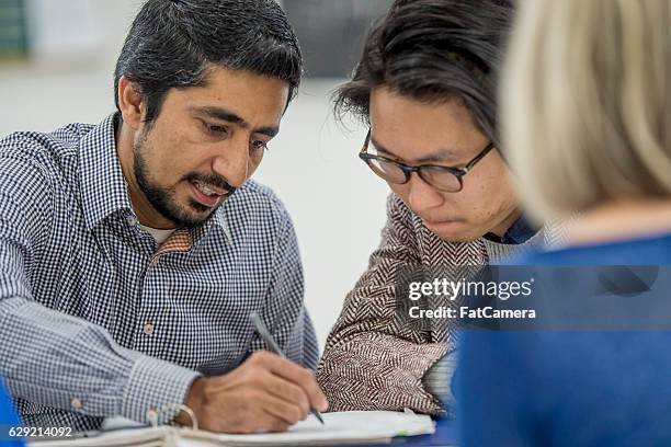 university tutor - oudere student stockfoto's en -beelden