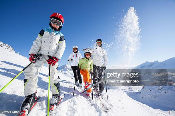 skifamilie in den bergen - family in snow mountain stock-fotos und bilder