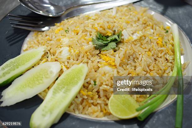 thai crab fried rice - lifeispixels photos et images de collection