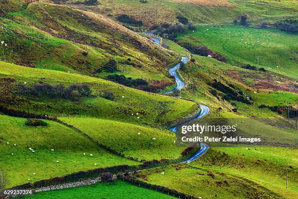 winding road in the irish landscape - viaducto fotografías e imágenes de stock