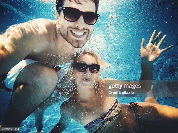 spaß im pool. - portrait schwimmbad stock-fotos und bilder