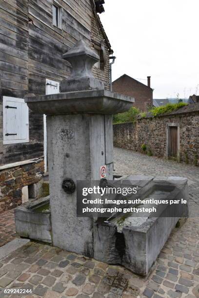 the rustic stone water point - champagne fountain stockfoto's en -beelden