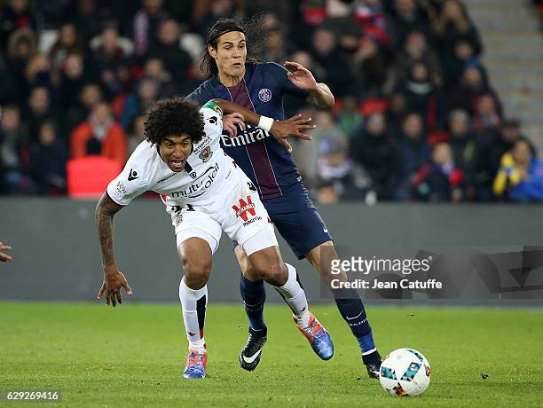 Dante of Nice and Edinson Cavani of PSG in action during the French Ligue 1 match between Paris Saint Germain and OGC Nice at Parc des Princes...
