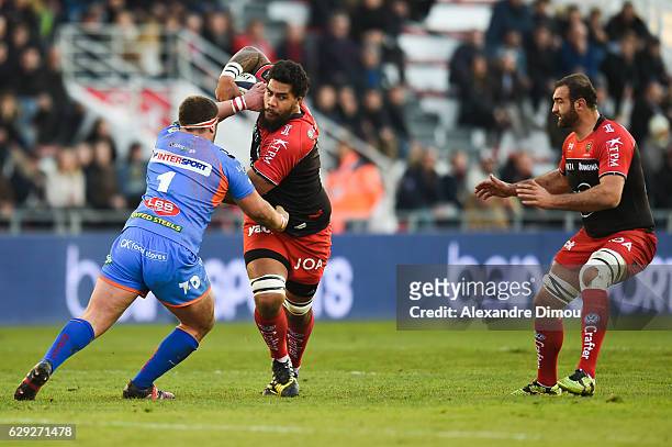 Wyn Jones of Scarlets and Romain Taofifenua of Toulon during the European Champions Cup match between Toulon and Scarlets on December 11, 2016 in...