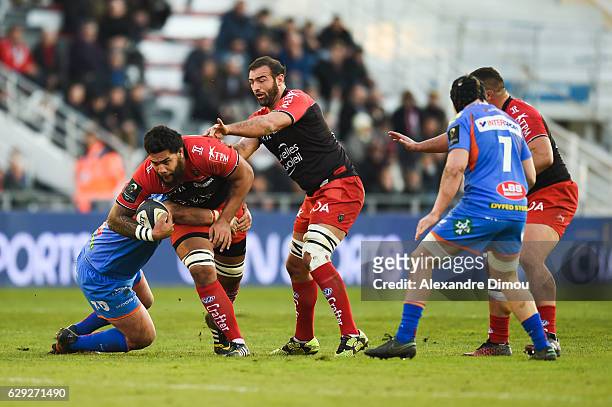 Wyn Jones of Scarlets and Romain Taofifenua and Mamuka Gorgodze of Toulon during the European Champions Cup match between Toulon and Scarlets on...