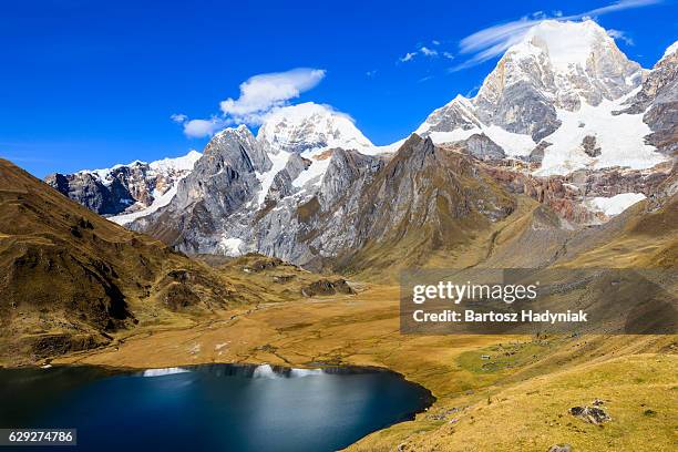 laguna carhuacocha in den peruanischen anden, südamerika - anden stock-fotos und bilder