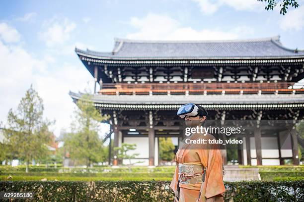 frau in virtual-reality-headset umgeben von japanischer landschaft - pagode stock-fotos und bilder