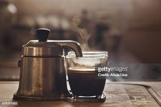 vintage coffee pot - moka pot stockfoto's en -beelden
