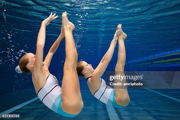natación sincronizada ejercicio submarino - natación sincronizada fotografías e imágenes de stock