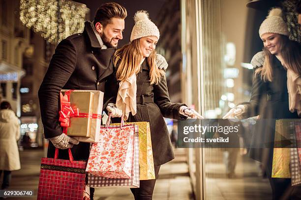 christmas gift shopping - natal casal imagens e fotografias de stock