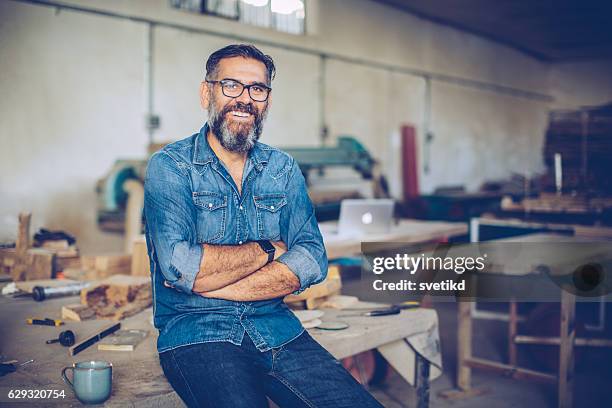 vertrauen ist der schlüssel zum erfolg. - wood worker posing stock-fotos und bilder