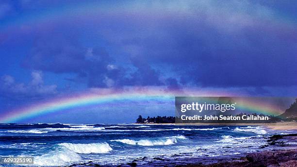 rainbow at sunset beach - sunset beach fotografías e imágenes de stock