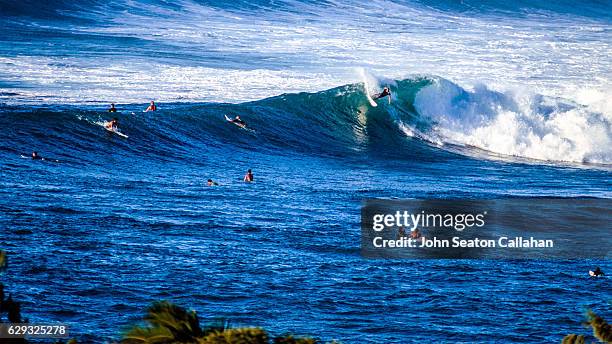winter surfing at sunset beach - sunset beach hawaï stockfoto's en -beelden