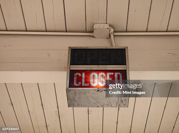 a neon sign saying closed at a bank in ellensburg. - recessed lighting ceiling 個照片及圖片檔