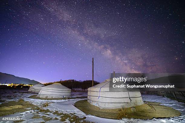 milky way over yurt in the winter the gobi desert, mongolia - steppeklimaat stockfoto's en -beelden