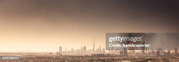 horizonte dubai nos emirados árabes unidos - dubai skyline - fotografias e filmes do acervo