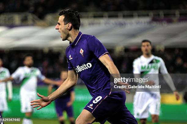 Nikola Kalinic of ACF Fiorentina celebrates after scoring a goal during the Serie A match between ACF Fiorentina and US Sassuolo at Stadio Artemio...