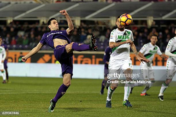 Nikola Kalinic of ACF Fiorentina scores the opening goal during the Serie A match between ACF Fiorentina and US Sassuolo at Stadio Artemio Franchi on...