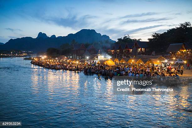 tourists relax along xong river in vangvieng, vientiane, laos. - vang vieng stockfoto's en -beelden