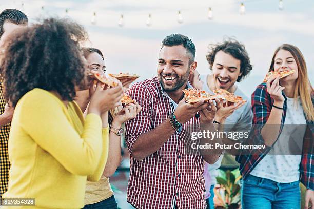 pizza is more delicious with friends - comer pizza imagens e fotografias de stock