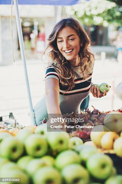 uma dieta - woman eating fruit imagens e fotografias de stock