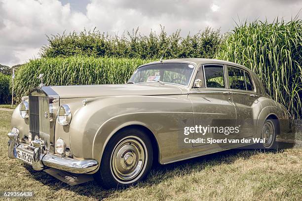 rolls-royce silver cloud i luxury saloon car - vintage rolls royce stock pictures, royalty-free photos & images