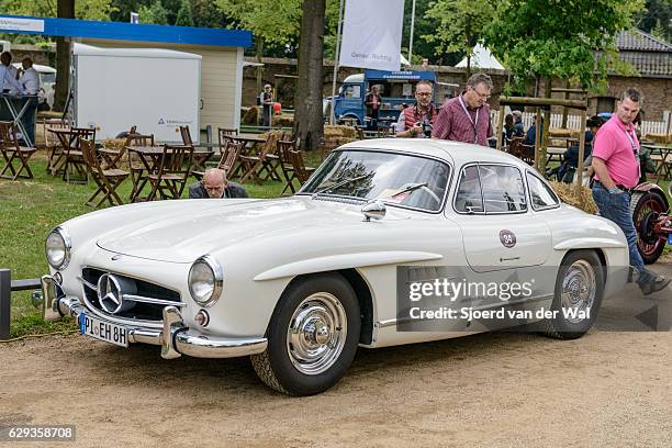 mercedes-benz 300sl gullwing cabrio-oldtimer-sportwagen - mercedes benz 300sl gullwing stock-fotos und bilder