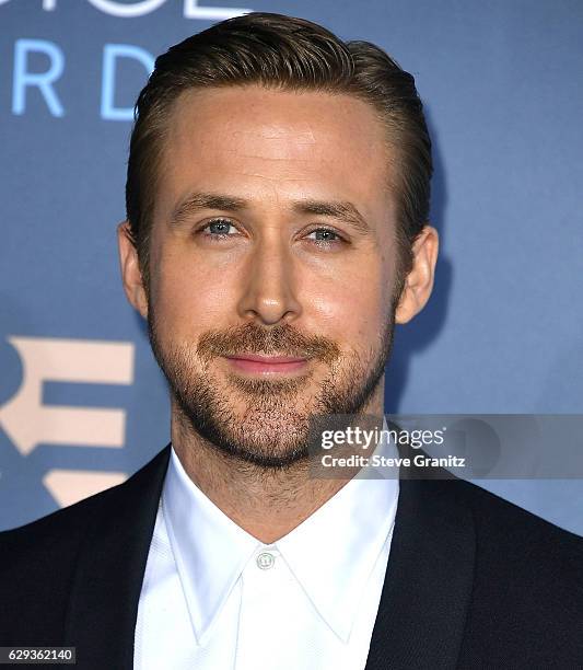 Ryan Gosling arrives at the The 22nd Annual Critics' Choice Awards at Barker Hangar on December 11, 2016 in Santa Monica, California.