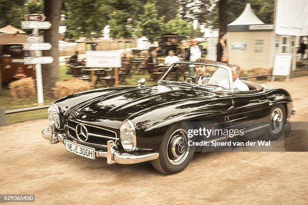 mercedes-benz 300sl conversível dirigindo rápido - mercedes benz 300sl gullwing - fotografias e filmes do acervo