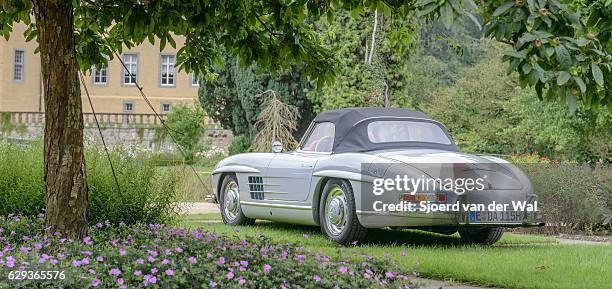 mercedes-benz 300 roadster cabrio klassische sportwagen - mercedes benz 300sl gullwing stock-fotos und bilder