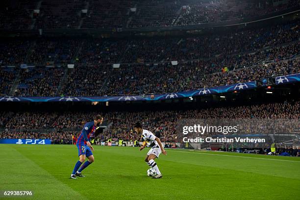 Mahmoud Dahoud of Borussia Moenchengladbach and Aleix Vidal of FC Barcelona battle for the ball during the UEFA Champions League match between FC...