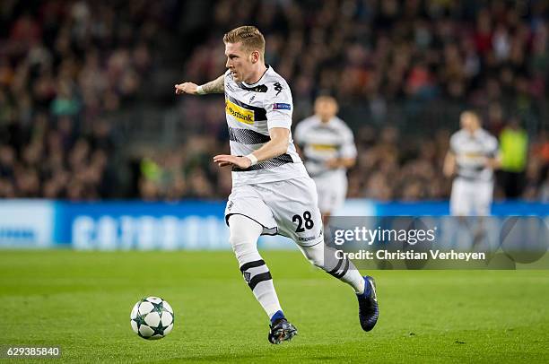 Andre Hahn of Borussia Moenchengladbach controls the ball during the UEFA Champions League match between FC Barcelona and Borussia Moenchengladbach...