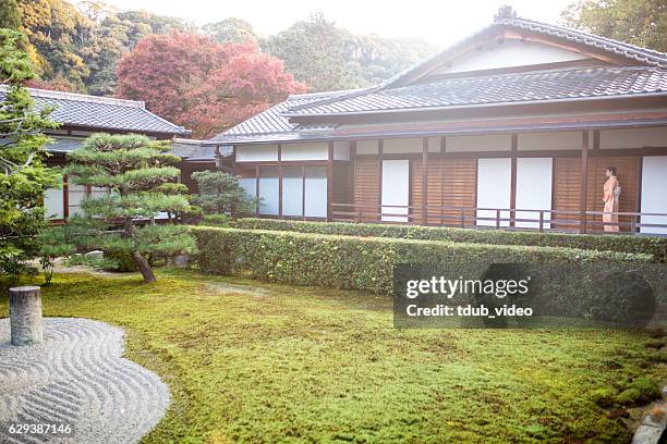 お寺の廊下を歩く着物を着た女性 - shrine ストックフォトと画像