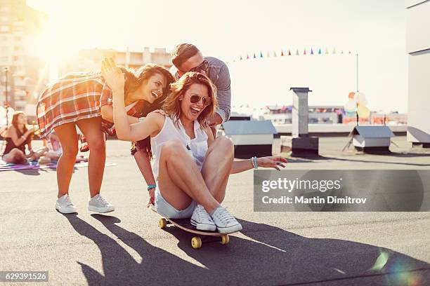 adolescenti che skateboard sulla terrazza panoramica - skateboard foto e immagini stock