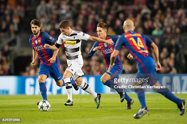 Thorgan Hazard of Borussia Moenchengladbach controls the ball during the UEFA Champions League match between FC Barcelona and Borussia...