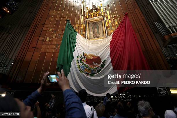 Faithful and pilgrims celebrate the feast of the Virgin of Guadalupe, patron saint of Mexico in Mexico City on December 12, 2016. / AFP / PEDRO PARDO