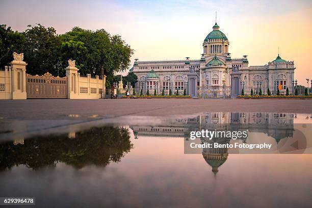 ananda samakhom throne hall - relfection stock pictures, royalty-free photos & images