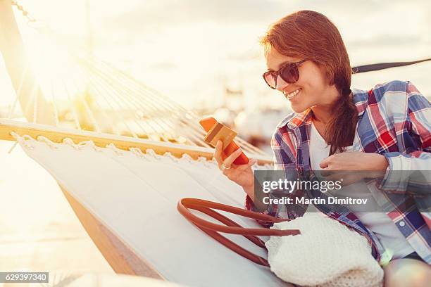 online shopping - boodschappentas schoudertas stockfoto's en -beelden