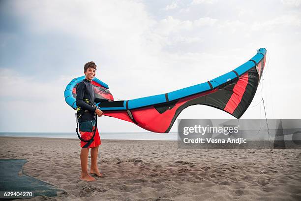 preparing for kite surfing - kite surfing stock pictures, royalty-free photos & images