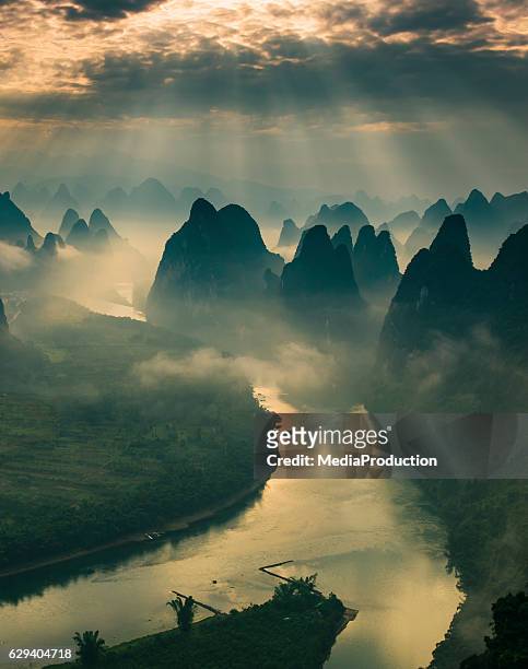 cársica montanha e rio li em guilin/guangxi região da china - yangshuo imagens e fotografias de stock