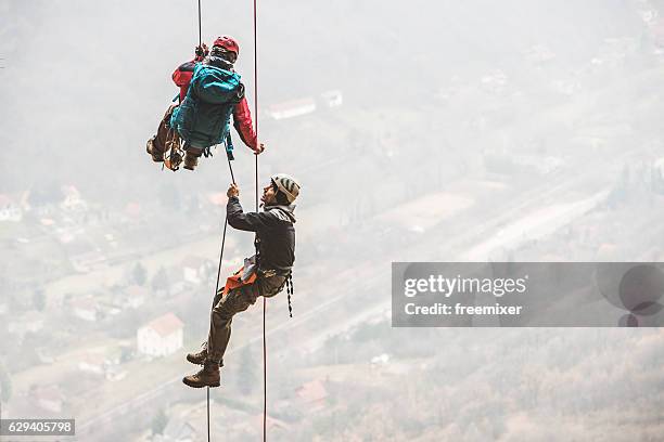 Teamwork Extream Teamwork Rock Climbing Photos and Premium High Res Pictures - Getty Images