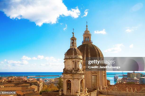 catania, sicily: old town panorama with cathedral cupola and sea - catania stockfoto's en -beelden