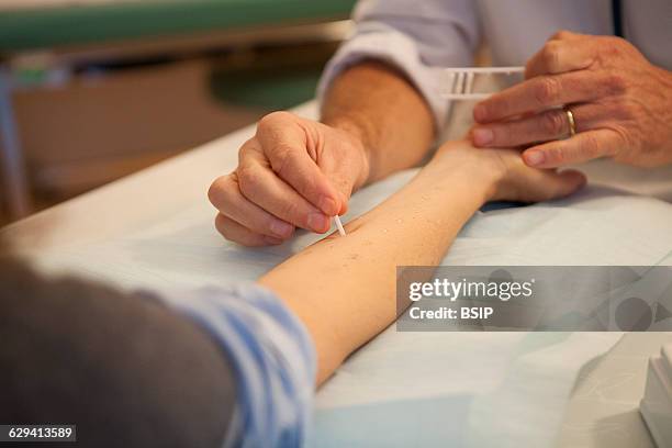 Allergy specialist practice in Geneva. The allergy specialist performs skin allergy tests by administering allergens on the upper part of the skin,...